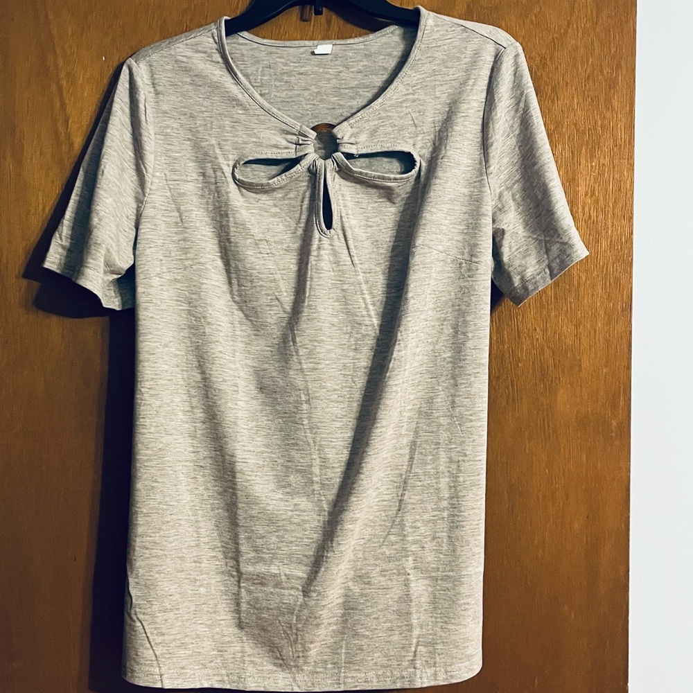Women’s Short Sleeve Keyhole Top in Light Heather Gray